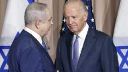 Na archívnej snímke americký prezident Joe Biden (vpravo) a izraelský premiér Benjamin Netanjahu.