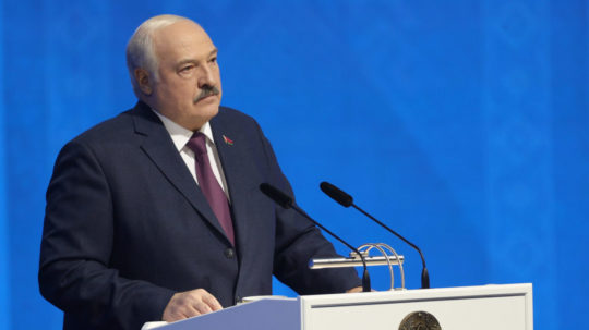 Bieloruský prezident Alexandr Lukašenko vystupuje s prejavom o stave krajiny v Minsku v piatok 31. marca 2023.