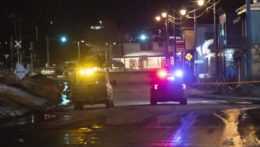 Policajné auto a transportné vozidlo v Quebecu v blízkosti miesta nehody.