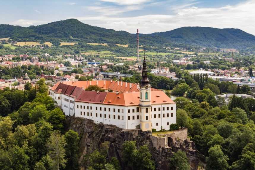 Zo zámku v Děčíne zmizlo desať kníh zo vzácnej zbierky v hodnote 20 miliónov korún