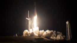 Na snímke štart rakety SpaceX Falcon 9 s posádkovou kapsulou Endeavour.