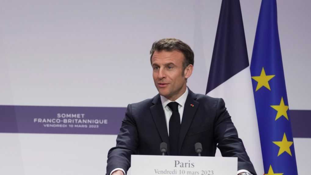 Francúzska vláda prežila hlasovanie o vyslovení nedôvery, ustála oba návrhy