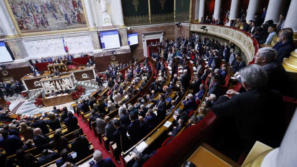 Francúzska vláda čelí pre dôchodkovú reformu návrhu na odvolanie
