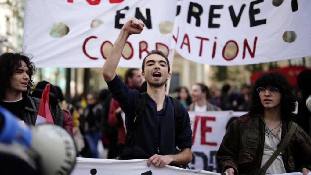 Francúzska vláda chce schváliť dôchodkovú reformu bez súhlasu parlamentu