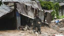 Muž stojí pred zničeným domom po vyčíňaní cyklóny Freddy v meste Blantyre v Malawi v pondelok 13. marca 2023.
