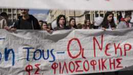 Univerzitní študenti skandujú počas protestného zhromaždenia pred sídlom železničnej spoločnosti Hellenic Train v Aténach 3. marca 2023.