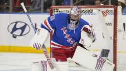 Na snímke slovenský brankár NY Rangers Jaroslav Halák chytá puk v zápase hokejovej NHL New York Rangers - Ottawa Senators v noci na 3. marca 2023.
