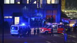 Na snímke ozbrojení policajti neďaleko miesta streľby v Hamburgu.