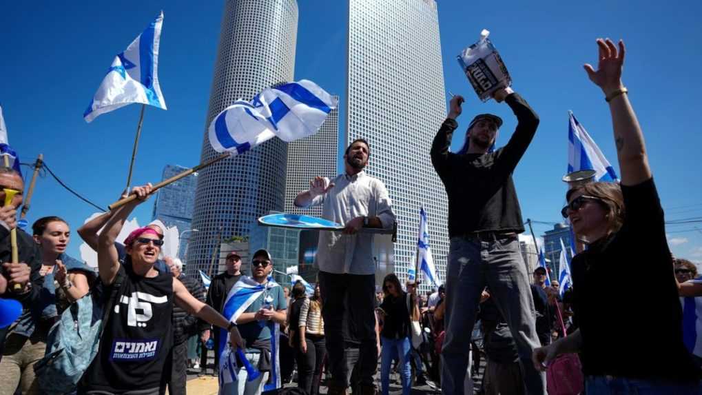 Protestujúci v Izraeli zablokovali letisko, Netanjahu musel svoj let odložiť