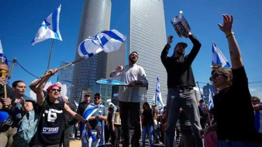 Na snímke protestujúci Izraelčania s vlajkami.