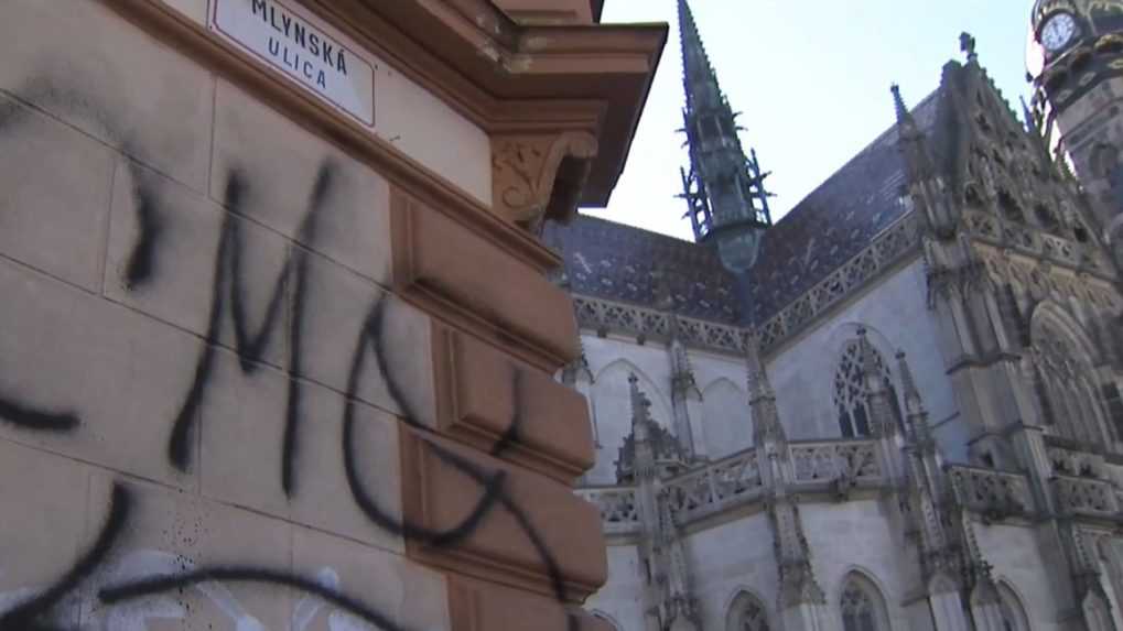Historické centrum Košíc je plné grafitov. S ich odstraňovaním to už také jednoduché nie je