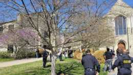 Policajti zasahujú počas streľby v škole v meste Nashville.