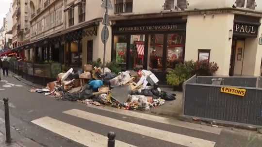 Na ilustračnej snímke odpadky v Paríži.