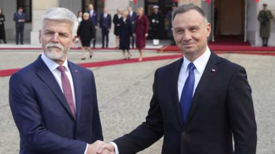 Poľský prezident Andrzej Duda (vpravo) víta českého prezidenta Petra Pavla počas privítacieho ceremoniálu 16. marca 2023 vo Varšave.
