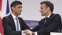 Francúzsky prezident Emmanuel Macron (vpravo) a britský premiér Rishi Sunak.