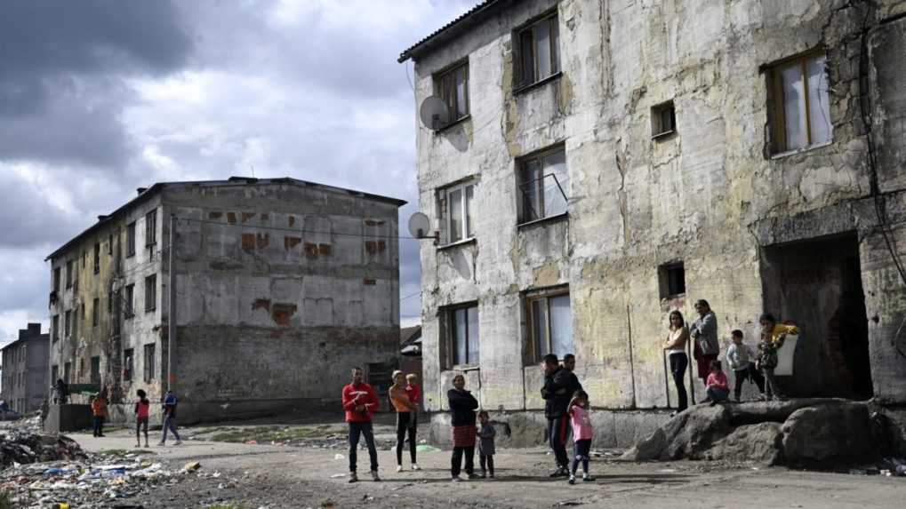 Rómovia na Slovensku stále čelia diskriminácii. Štát nerobí pre nich dosť, tvrdí Amnesty International