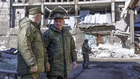 Na snímke druhý zľava ruský minister obrany Sergej Šojgu sa rozpráva s dôstojníkom, ktorý velí skupine ruských jednotiek Vostok na nezverejnenom mieste špeciálnej vojenskej operácie na Ukrajine.