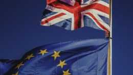 Na snímke vlajky Európskej únie a Veľkej Británie.