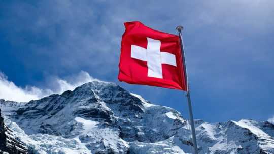 Na ilustračnej snímke vlajka Švajčiarska.