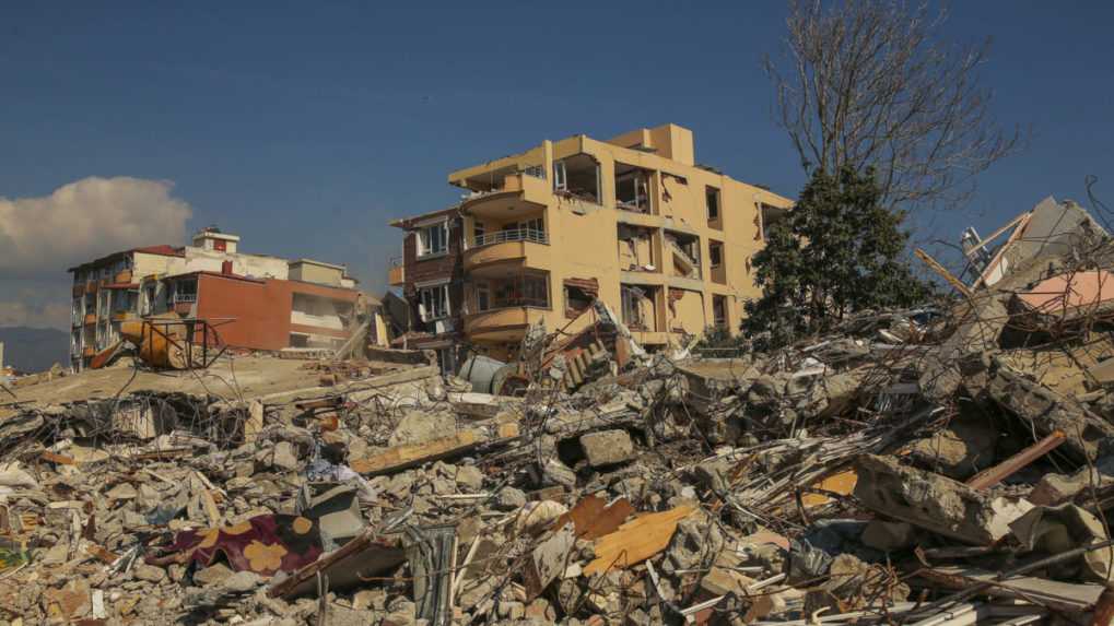 Počet obetí zemetrasenia v Turecku presiahol 45 000