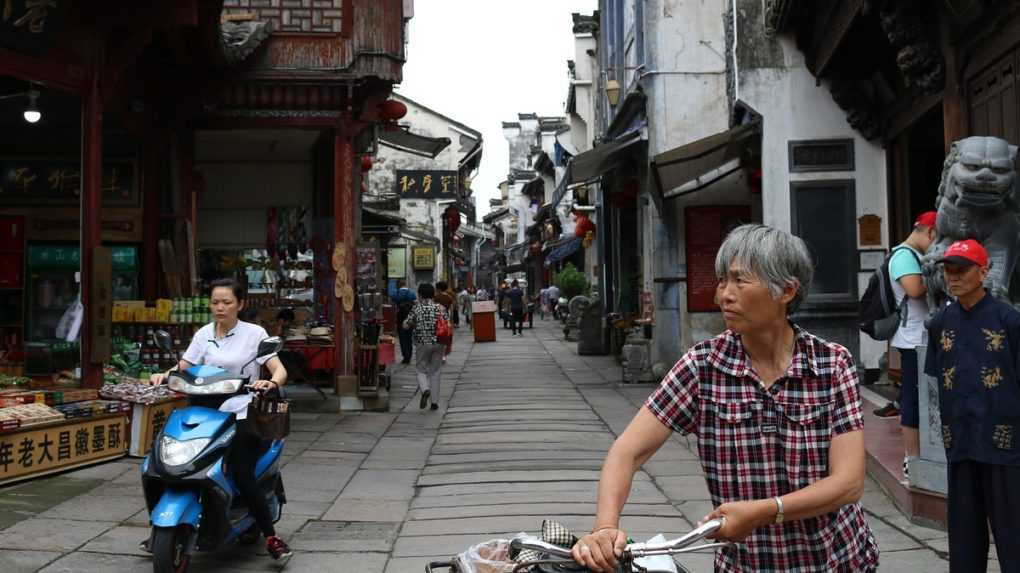 Čína plánuje zvyšovať dôchodkový vek. Dôvodom je starnúca populácia