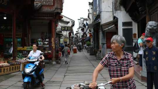 Na snímke je ulica v Číne so staršími obyvateľmi.