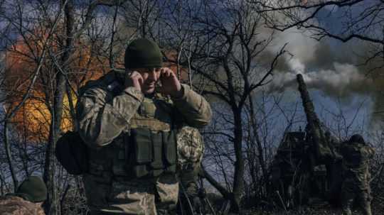 Na snímke si ukrajinskí vojak zapcháva uši pred hlukom ostreľovania