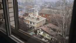 Pohľad z okna na obliehané mesto Bachmut v Doneckej oblasti na východe Ukrajiny v pondelok 27. februára 2023.