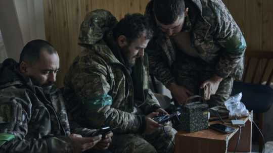 Ukrajinskí vojaci prostredníctvom dronu kontrolujú situáciu v meste Bachmut v Doneckej oblasti.