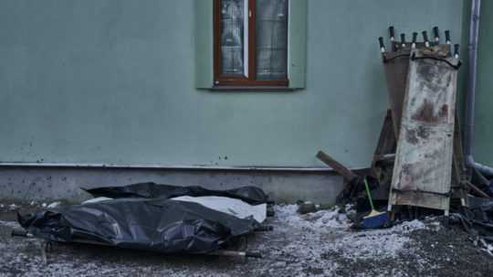 Mŕtve telá zabalené vo vreciach ležia neďaleko nemocnice v meste Bachmut v Doneckej oblasti na východe Ukrajiny v piatok 10. februára 2023.