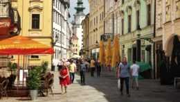 Na snímke ľudia kráčajú po centre Bratislavy