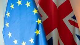 Na snímke vlajky Európskej únie a Veľkej Británie.