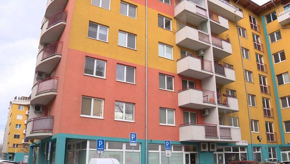 Streľba v Bratislave: Polícia našla v byte muža so strelnými ranami v hlave