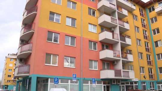 Bytový dom na Šustekovej ulici v bratislavskej Petržalke, kde došlo k streľbe.