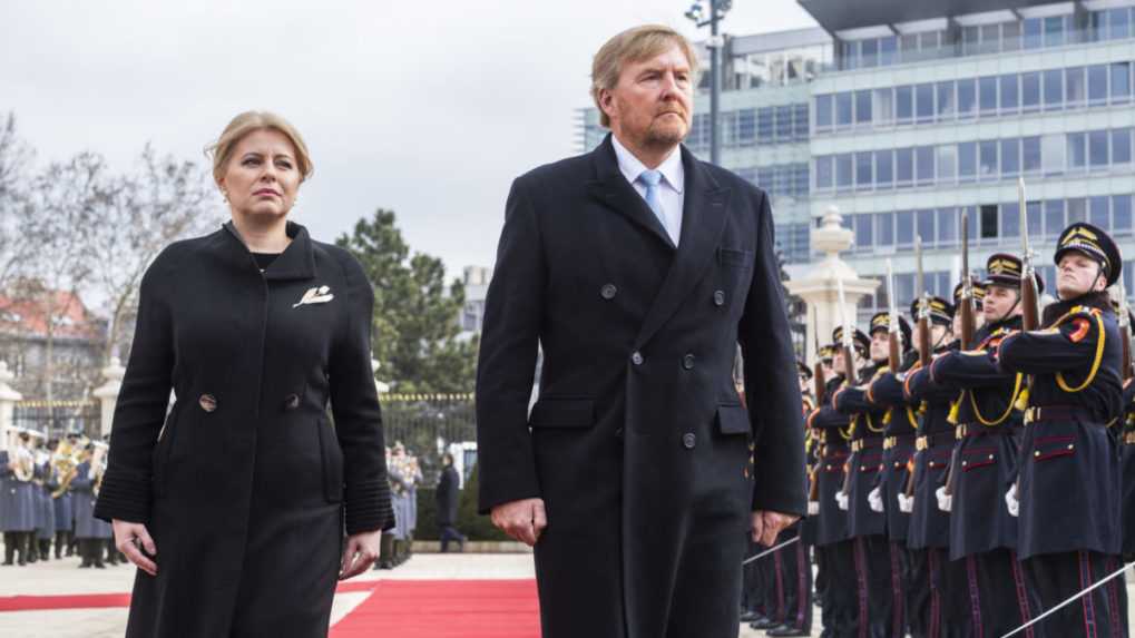 Prezidentka Zuzana Čaputová a kráľ Viliam Alexander počas slávnostného ceremoniálu na nádvorí Prezidentského paláca v Bratislave.