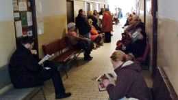 Ľudia sedia v čakárni.