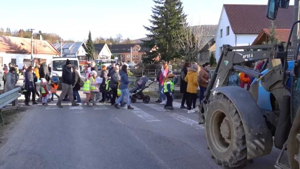V Mníchovej Lehote pri Trenčíne zablokovali chodci dopravu