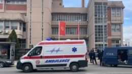 Budova súdu v hlavnom meste Čiernej Hory a vozidlo záchranky.