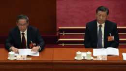 Staronový čínsky prezident Si Ťin-pching (vpravo) a nový čínsky premiér Li Čchiang (vľavo).