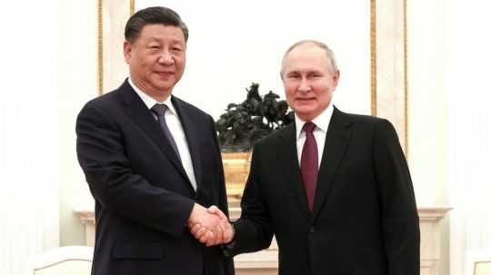 Na snímke čínsky prezident Si Ťin-pching a jeho ruský náprotivok Vladimir Putin.