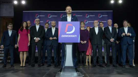 Na snímke uprostred dočasne poverený predseda vlády SR Eduard Heger počas tlačovej konferencie s partnermi k predstaveniu novej politickej strany Demokrati.
