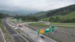 Na ilustračnej snímke diaľnica.
