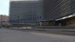 Na snímke budova a pred ňou vejúce zástavy Európskej únie.