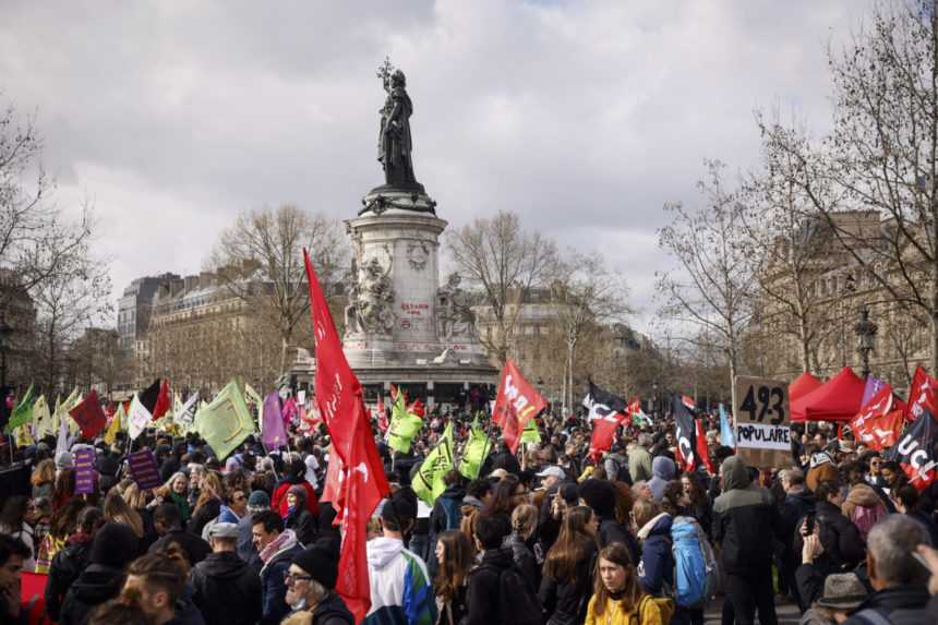 Nespokojní Francúzi v uliciach protestujú proti dôchodkovej reforme.