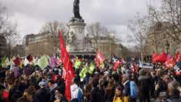 Nespokojní Francúzi v uliciach protestujú proti dôchodkovej reforme.