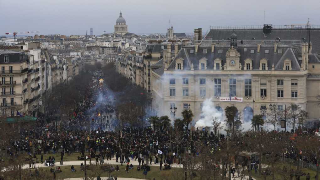 Dôchodková reforma, ktorá vo Francúzsku vyvolala protesty, je o krok bližšie k tomu, aby sa stala realitou