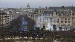 Na snímke protestujúci Francúzi v Paríži