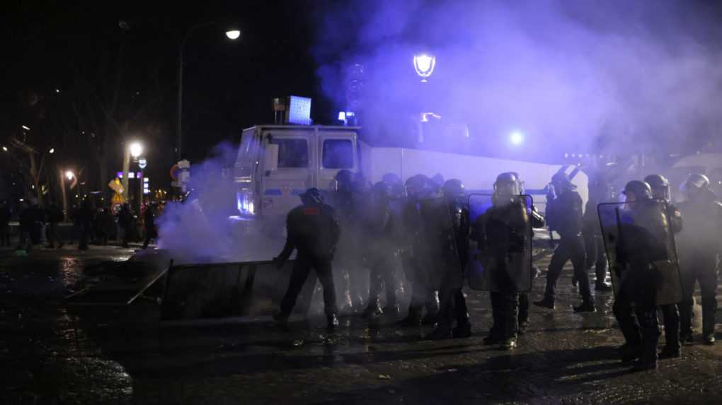 Francúzsko pokračovalo v protestoch proti dôchodkovej reforme. Polícia v Paríži zadržala 217 ľudí