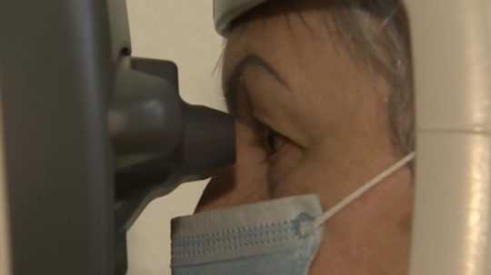 na ilustračnej snímke pacienta počas vyšetrenia glaukómu