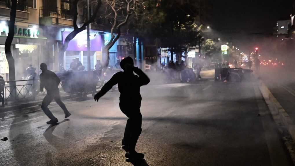Zrážka vlakov s najmenej 42 obeťami vyvolala v Grécku protesty